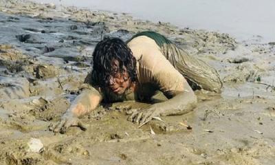 ‘সোনার চর’ হাউজফুল, জায়েদ খানে মুগ্ধ তরুণীরা